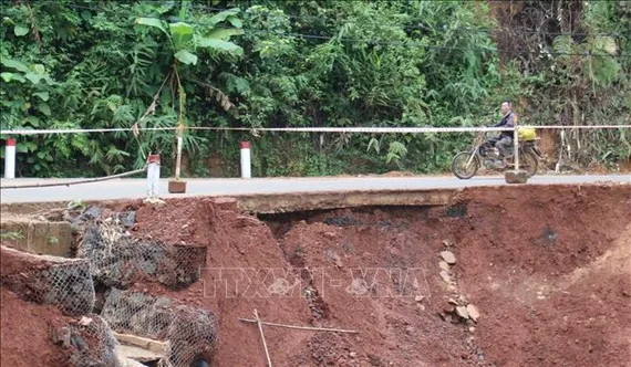 Thi công đoạn đường sạt lở nối Bình Phước - Lâm Đồng