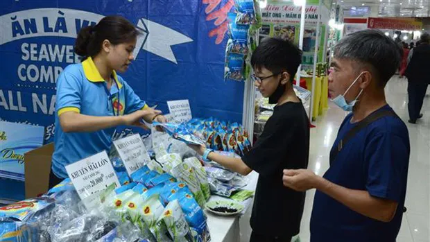 Người dân tham quan, mua sắm tại Hội chợ. Ảnh: TTXVN