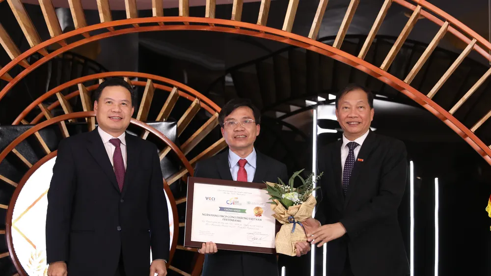 Ông Trần Văn Tần, Thành viên HĐQT đại diện VietinBank nhận danh hiệu “Doanh nghiệp bền vững Việt Nam” năm 2020