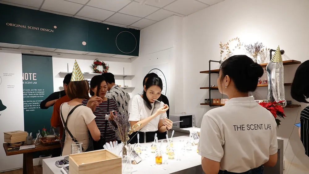Tự tay làm nước hoa, sáp thơm “không đụng hàng”