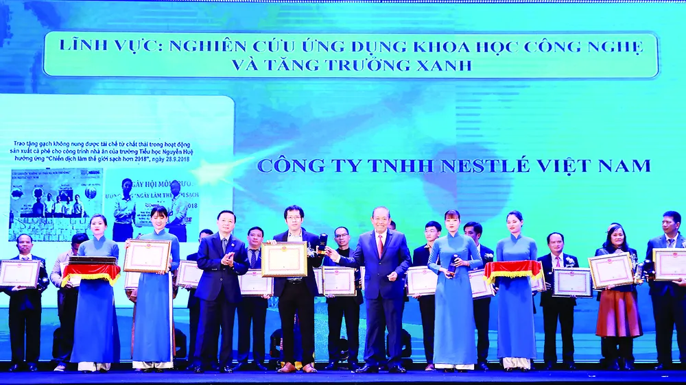 Ông Trương Hoàng Phương, Giám đốc nhà máy Nestlé Trị An vinh dự nhận bằng khen Giải thưởng Môi trường Việt Nam
