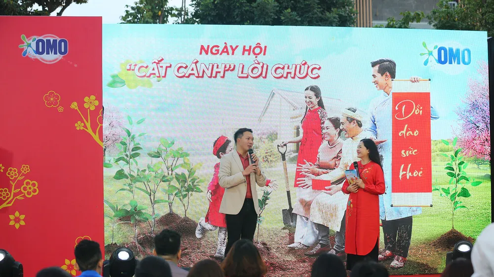 Đại diện nhãn hàng chia sẻ thông điệp cùng MC Quỳnh Hương