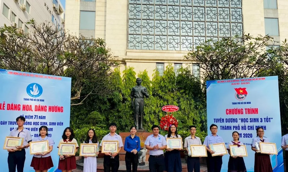 Các học sinh nhận tuyên dương danh hiệu gương “Học sinh 3 tốt TPHCM” năm 2020. Ảnh: Thanhuytphcm.vn