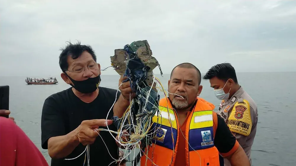 Những vật thể được cho là thiết bị và đồ dùng của hành khách trên máy bay mất liên lạc thuộc Hãng hàng không Sriwijaya Air, Indonesia. Ảnh: TWITTER