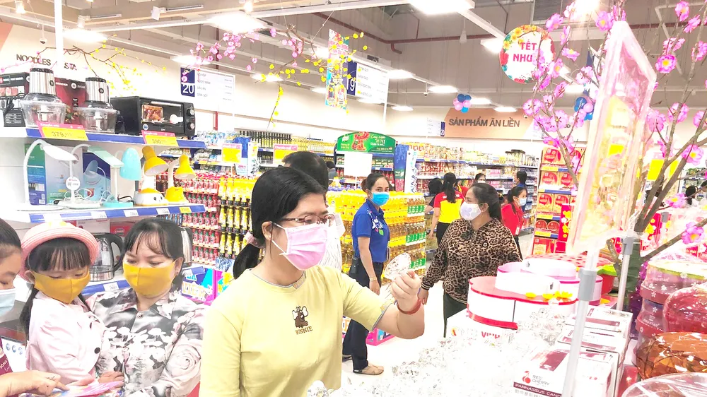 Nhiều sản phẩm vệ sinh và trang trí nhà cửa giảm giá mạnh thu hút người tiêu dùng