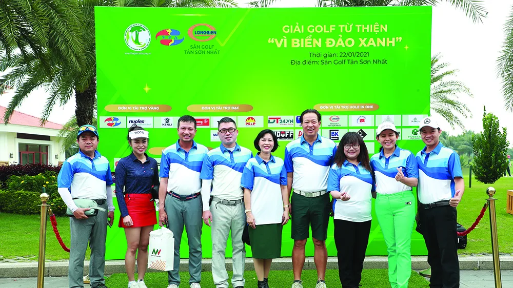 Ban tổ chức và các thành viên chụp hình lưu niệm trước giờ khai mạc 