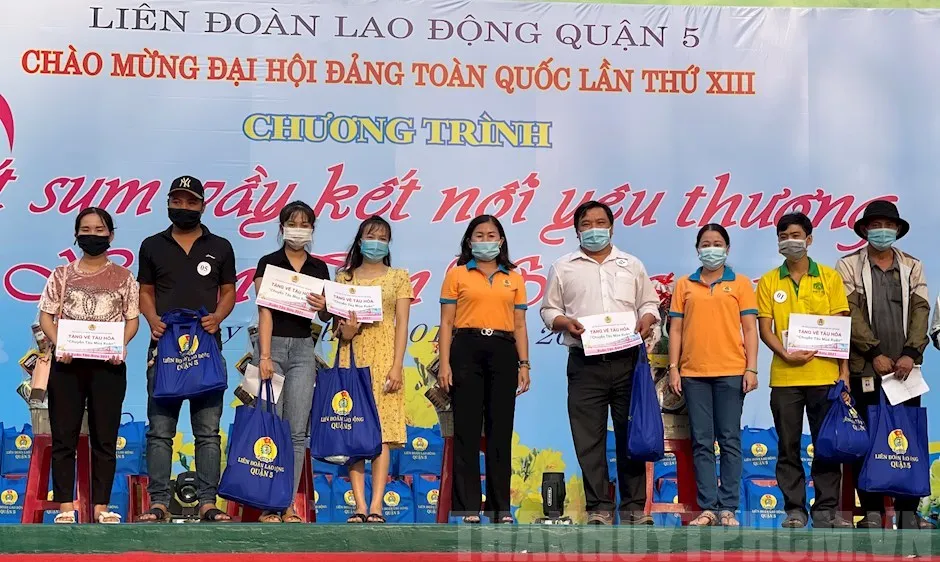 Công nhân lao động được nhận vé tàu của LĐLĐ TP