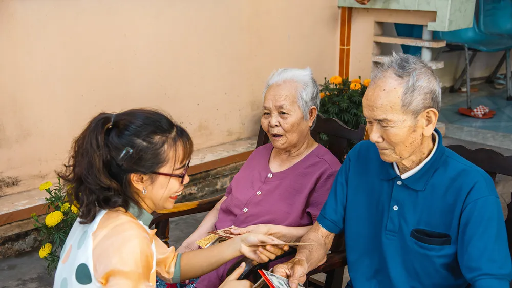 Biếu tết cha mẹ, bao nhiêu là phù hợp?
