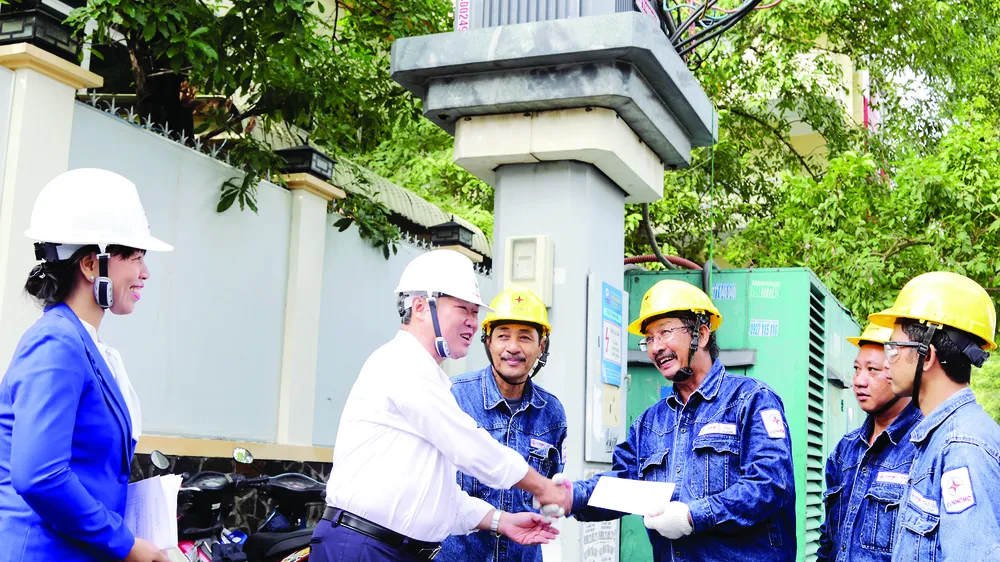 Đồng chí Phạm Quốc Bảo thăm hỏi, động viên công nhân thi công trạm biến áp