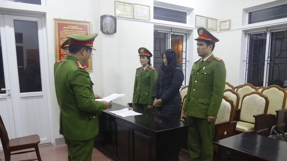 Cơ quan Cảnh sát điều tra Công an tỉnh Hà Tĩnh đọc quyết định khởi tố bị can, lệnh bắt tạm giam đối với Nguyễn Thị Thanh Hóa. Ảnh: congan.hatinh.gov.vn