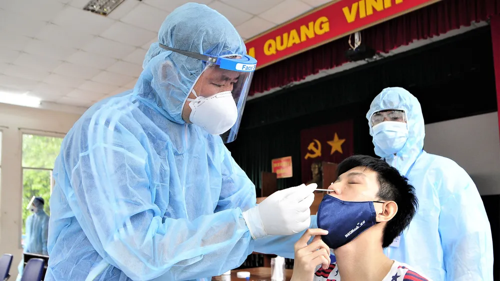 Lấy mẫu xét nghiệm SARS-CoV-2 ở quận 5 