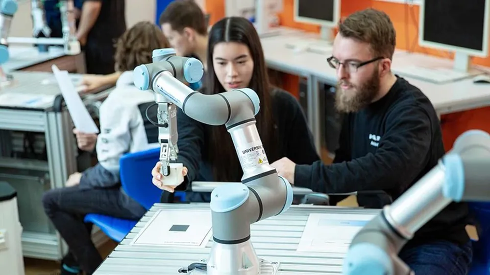 Một cobot đang hỗ trợ các sinh viên học tập
