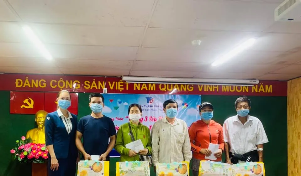Bệnh viện TP Thủ Đức tổ chức chương trình thường niên “Tháng ba yêu thương” với các hoạt động thăm hỏi, tặng quà, cắt tóc miễn phí cho bệnh nhân nghèo. Ảnh: Bệnh viện TP Thủ Đức