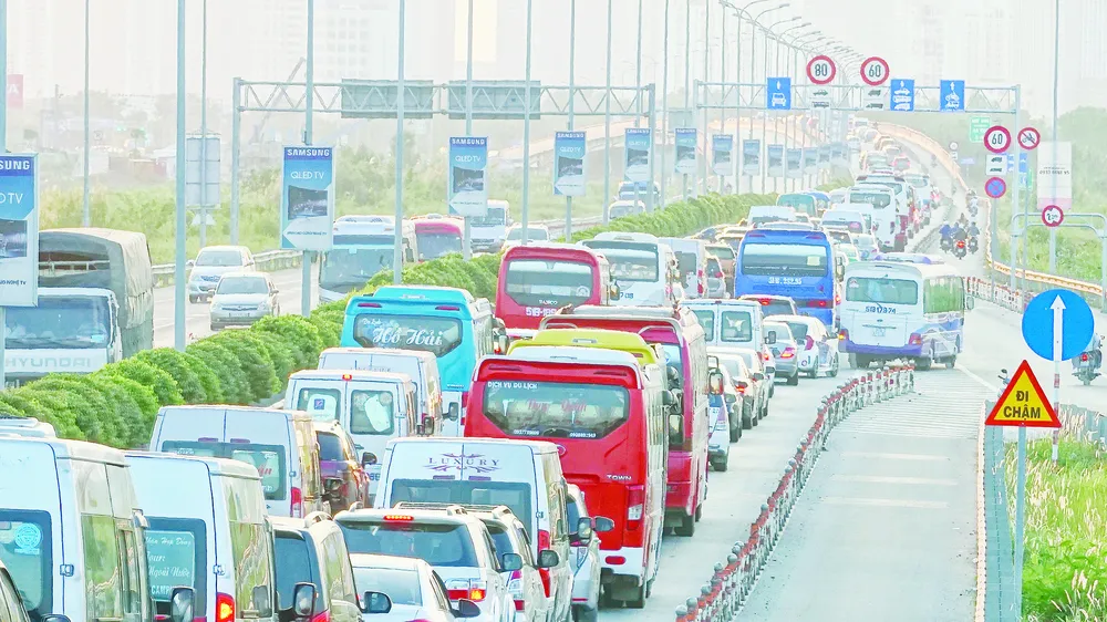 Giao thông cửa ngõ TPHCM quá tải