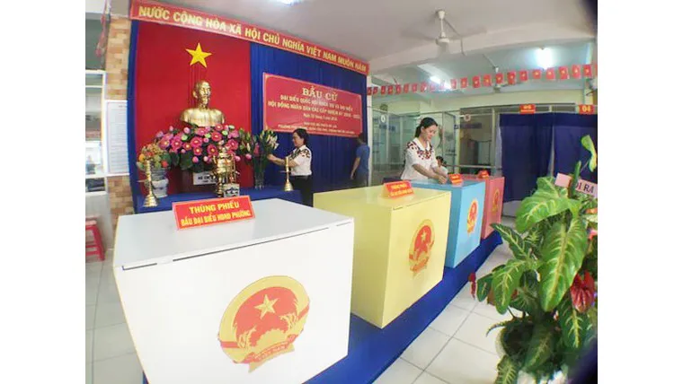 Công tác chuẩn bị ở một điểm bầu cử đại biểu Quốc hội khóa XIV và đại biểu HĐND các cấp, nhiệm kỳ 2016-2021, tại TPHCM, tháng 5-2016. Ảnh minh họa: THANH HẢI