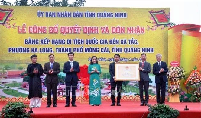 Lễ đón nhận quyết định xếp hạng Di tích quốc gia đền Xã Tắc (Quảng Ninh). Ảnh: TTXVN phát