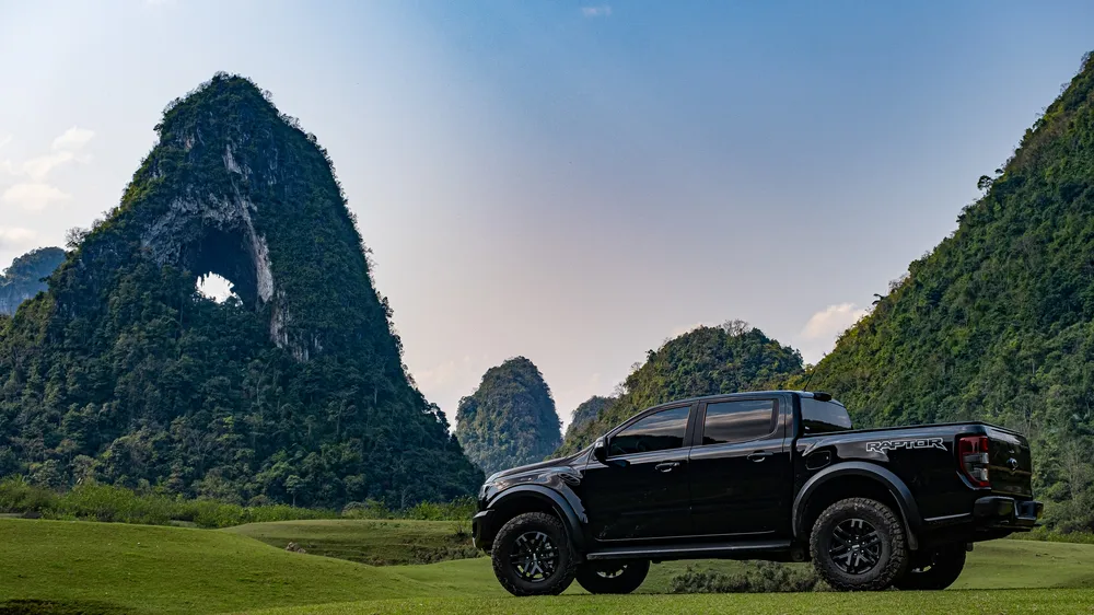 Vì sao Ford Ranger Raptor thỏa sức chinh phục mọi địa hình nhưng vẫn đảm bảo sự thoải mái cho hành khách?