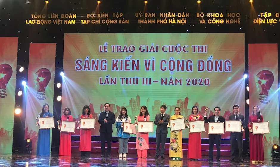 Ban Tổ chức trao tặng phần thưởng cho những sáng kiến, ý tưởng sáng tạo, góp phần giải quyết những vấn đề của cộng đồng, xã hội. Ảnh: TTXVN