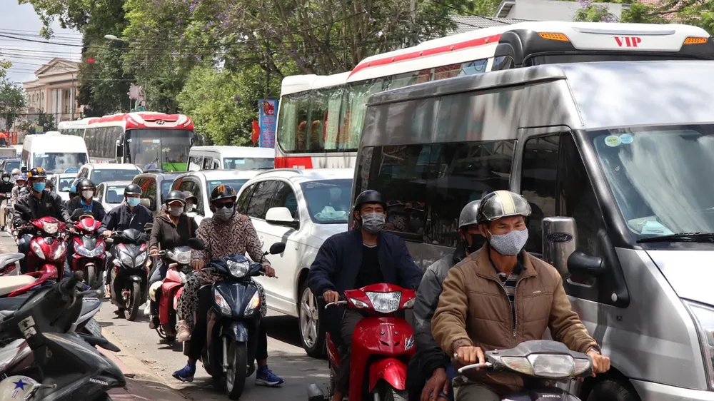 Giao thông ngày lễ - Nơi thoáng, chỗ tắc 