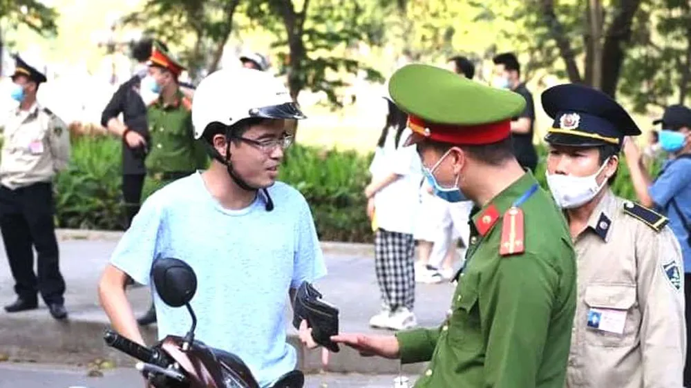 Bắt buộc đeo khẩu trang khi ra khỏi nhà 