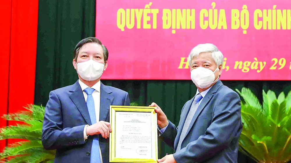 Chủ tịch Ủy ban Trung ương MTTQ Việt Nam Đỗ Văn Chiến (phải) trao quyết định cho đồng chí Lương Quốc Đoàn. Ảnh: TTXVN