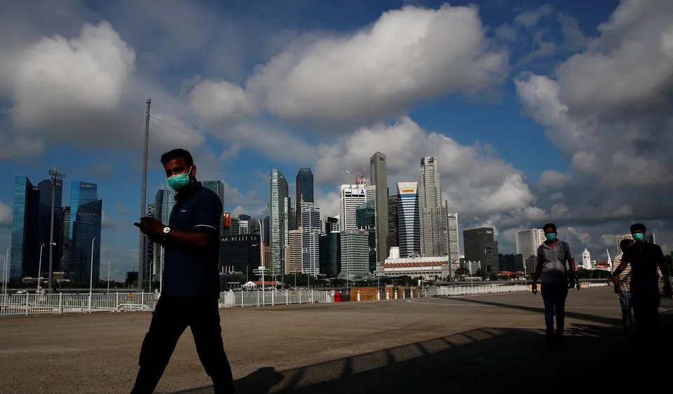 Người dân đeo khẩu trang phòng lây nhiễm Covid-19 tại Singapore. Ảnh: REUTERS