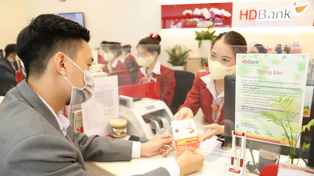 Khách hàng giao dịch tại HDBank 