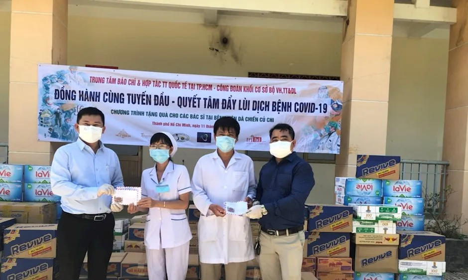 Giám đốc Trung tâm Báo chí và hợp tác truyền thông quốc tế tại TPHCM Lê Tự Phương Quang (trái) cùng mạnh thường quân trao quà hỗ trợ đội ngũ y, bác sĩ, các nhân viên y tế