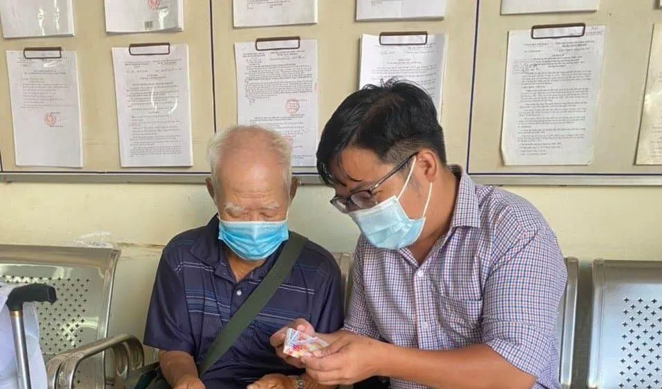 Cán bộ mặt trận bán vé số giúp dân
