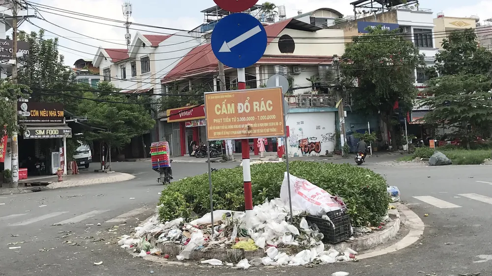 Đổ rác ngay biển cấm