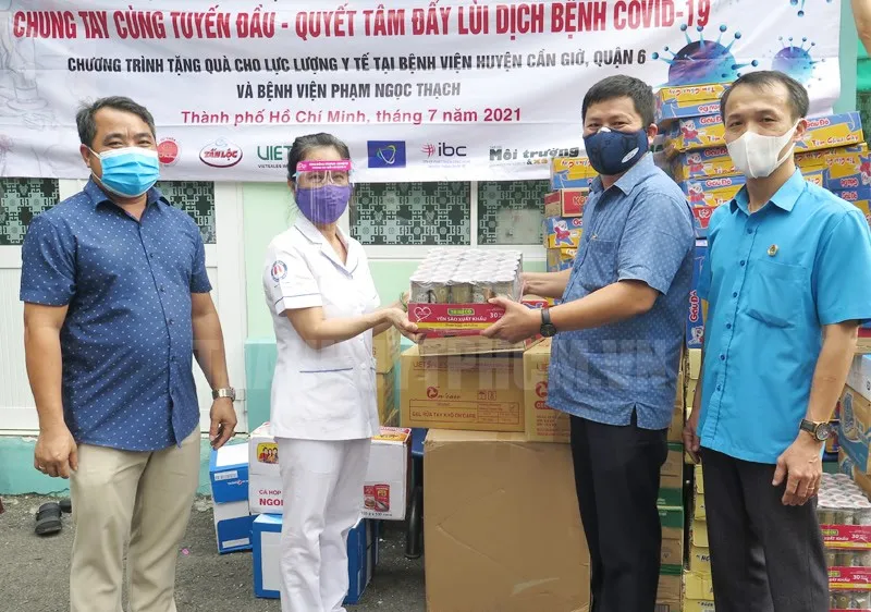 Đoàn công tác trao tặng nhu yếu phẩm cho lực lượng y tế Bệnh viện Phạm Ngọc Thạch