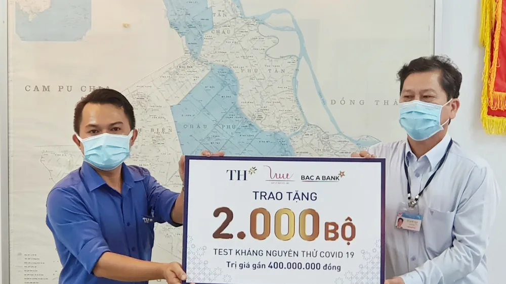 Tập đoàn TH trao tặng 2.000 bộ xét nghiệm nhanh Covid-19 góp sức chống dịch