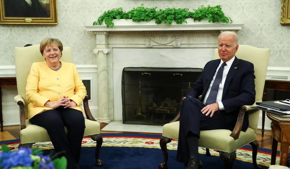 Thủ tướng Đức Angela Merkel trao đổi cùng Tổng thống Joe Biden trong chuyến thăm Mỹ. Ảnh: REUTERS