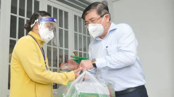 Chủ tịch UBND TPHCM Nguyễn Thành Phong: Người dân cứ an lòng ở TPHCM, tất cả trường hợp khó khăn sẽ được hỗ trợ