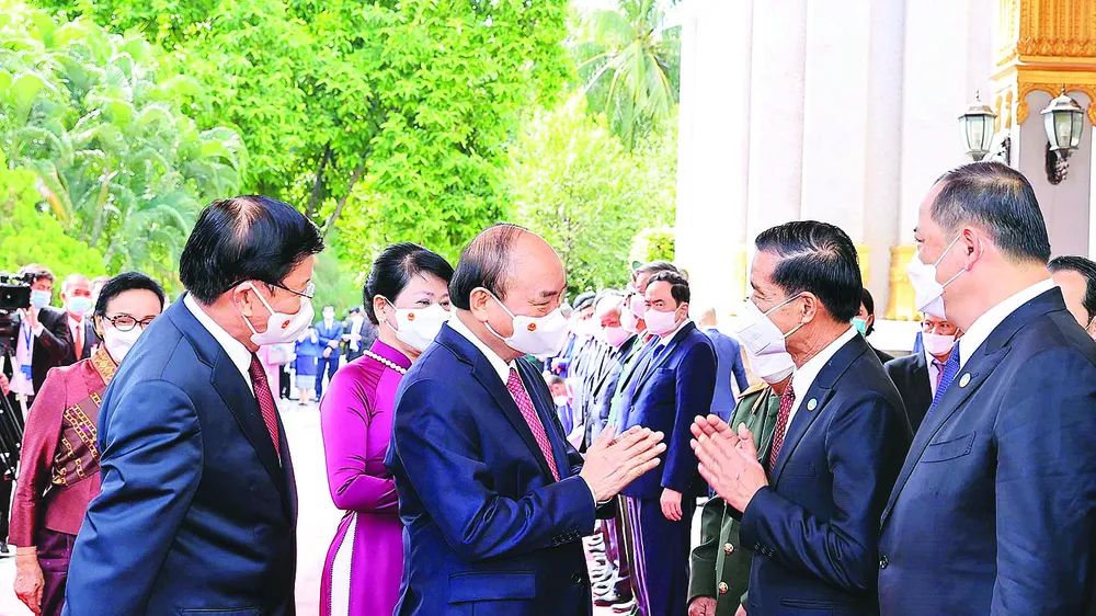 Chủ tịch nước Nguyễn Xuân Phúc và Tổng Bí thư, Chủ tịch nước Lào Thongloun Sisoulith với các thành viên đoàn đại biểu cấp cao 2 nước tại lễ đón. Ảnh: TTXVN