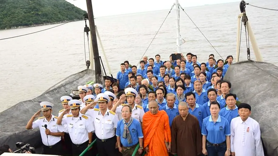 Chào cờ trên biển...