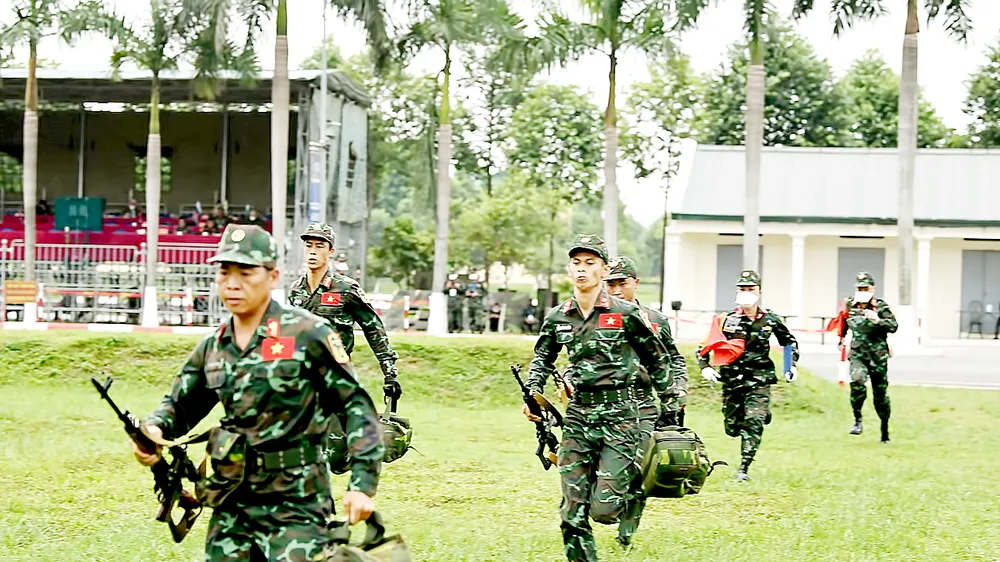 Đội tuyển QĐND Việt Nam cơ động ra vị trí thi bắn tỉa