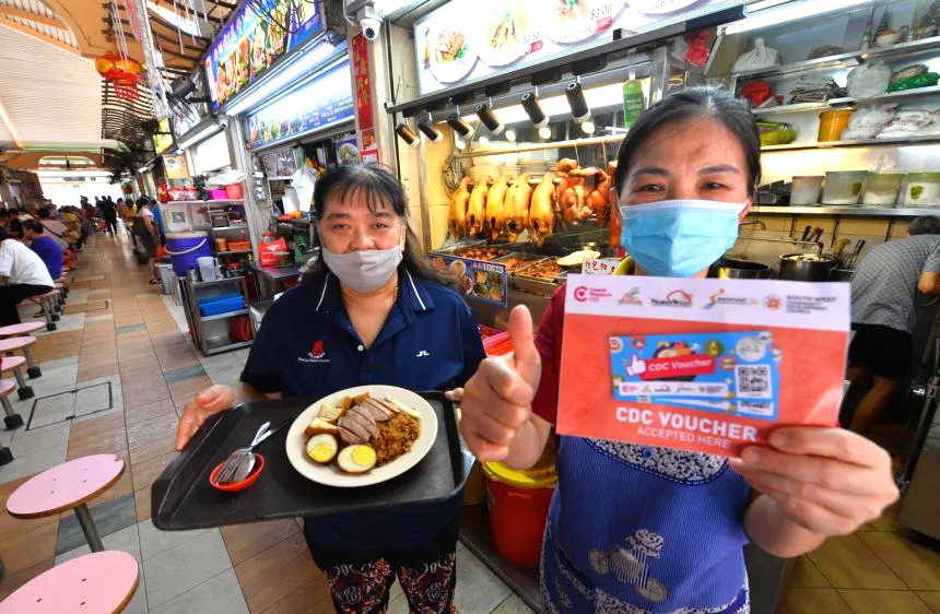  Người dân Singapore dùng phiếu thưởng e-voucher để mua hàng