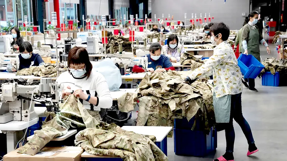 Một dây chuyền may quân phục tại Công ty Crye Precision, New York