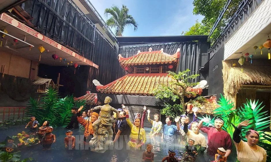 Các nghệ sĩ tham gia biểu diễn trong vở rối nước "Anh hùng Nguyễn Trung Trực"