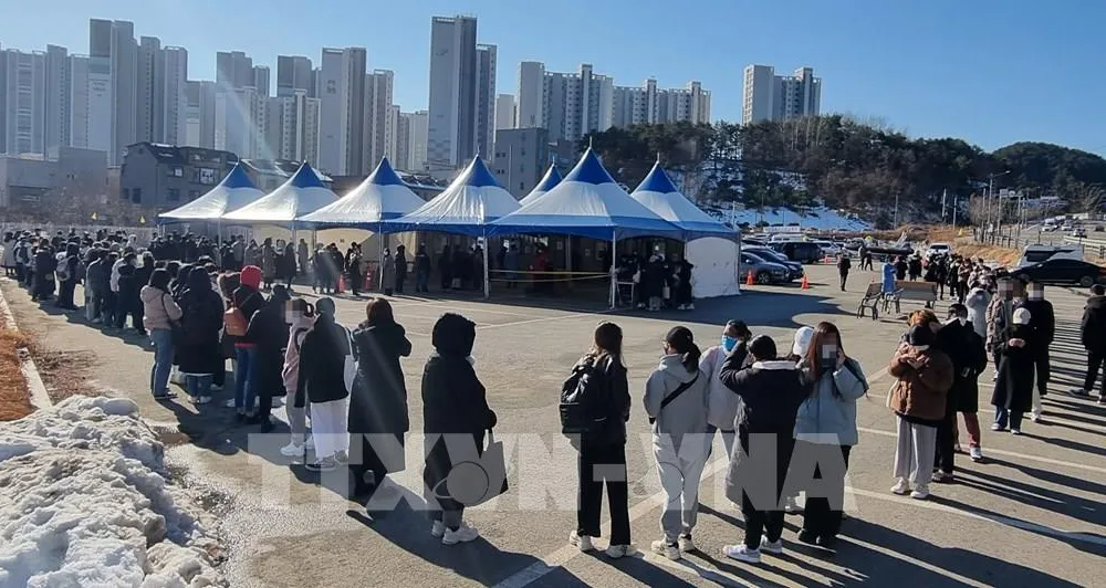 Người dân xếp hàng chờ xét nghiệm Covid-19 tại Gangneung, Hàn Quốc, ngày 6-1-2022. Ảnh: TTXVN