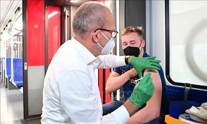 Nhân viên y tế tiêm vaccine phòng Covid-19 cho người dân tại Berlin, Đức ngày 30-8-2021. Ảnh: TTXVN