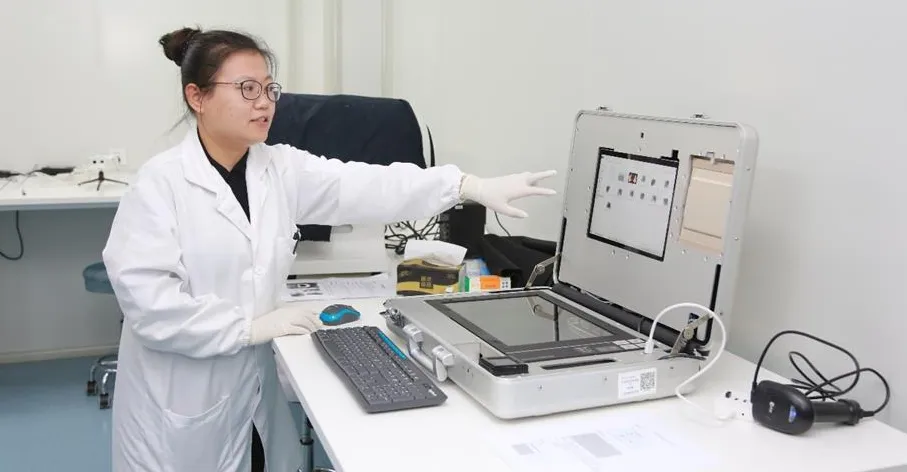 Một nhà khoa học trong nhóm nghiên cứu công bố kết quả thu thập các mẫu vân tay