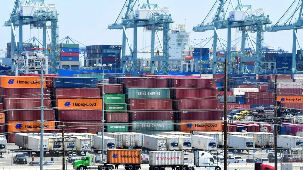 Bốc dỡ container hàng hóa tại cảng Long Beach, California, Mỹ. Ảnh: AFP/ TTXVN