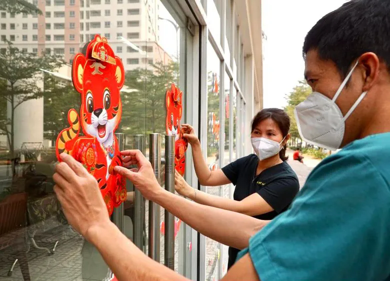 Nhân viên y tế Bệnh viện dã chiến số 12 trang trí trong khuôn viên bệnh viện đón Tết Nhâm Dần. Ảnh: HOÀNG HÙNG