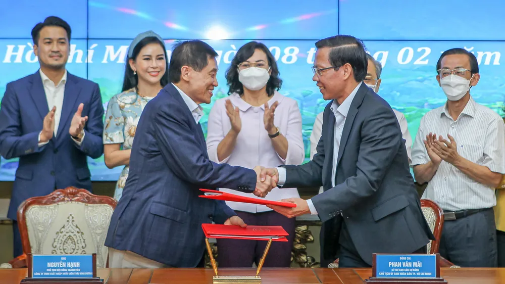 Chủ tịch UBND TPHCM Phan Văn Mãi và đại diện Công ty TNHH Xuất nhập khẩu Liên Thái Bình Dương ký kết Bản ghi nhớ về nghiên cứu lập đề án Ảnh: HOÀNG HÙNG