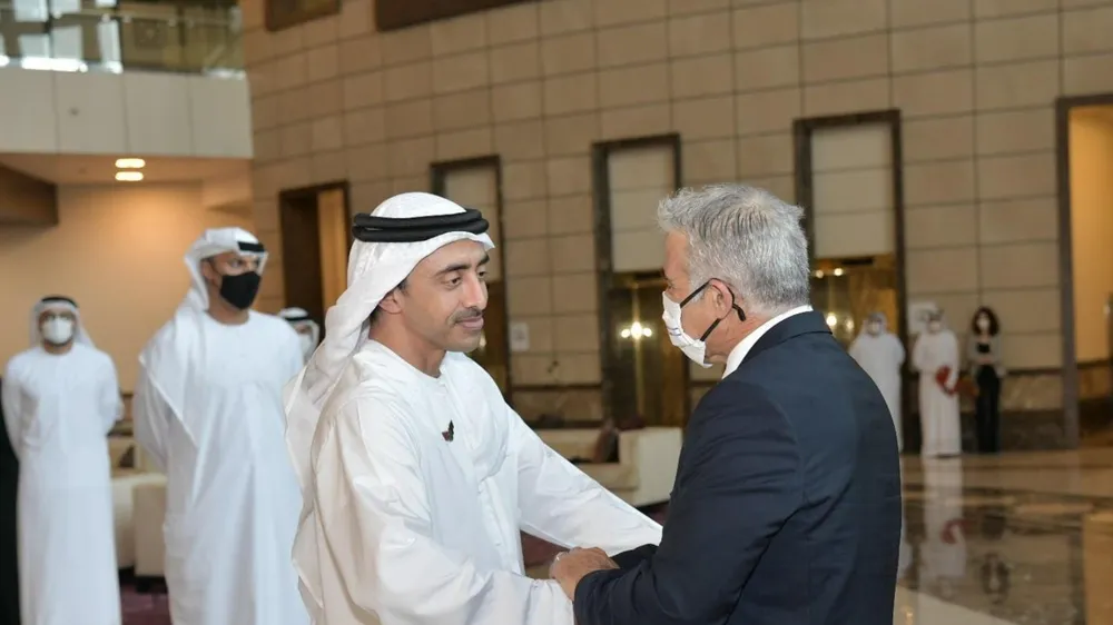 Ngoại trưởng Israel Yair Lapid bắt tay người đồng cấp UAE Abdullah bin Zayed al Nahyan tại Abu Dhabi, ngày 29-6-2021. Ảnh: GPO