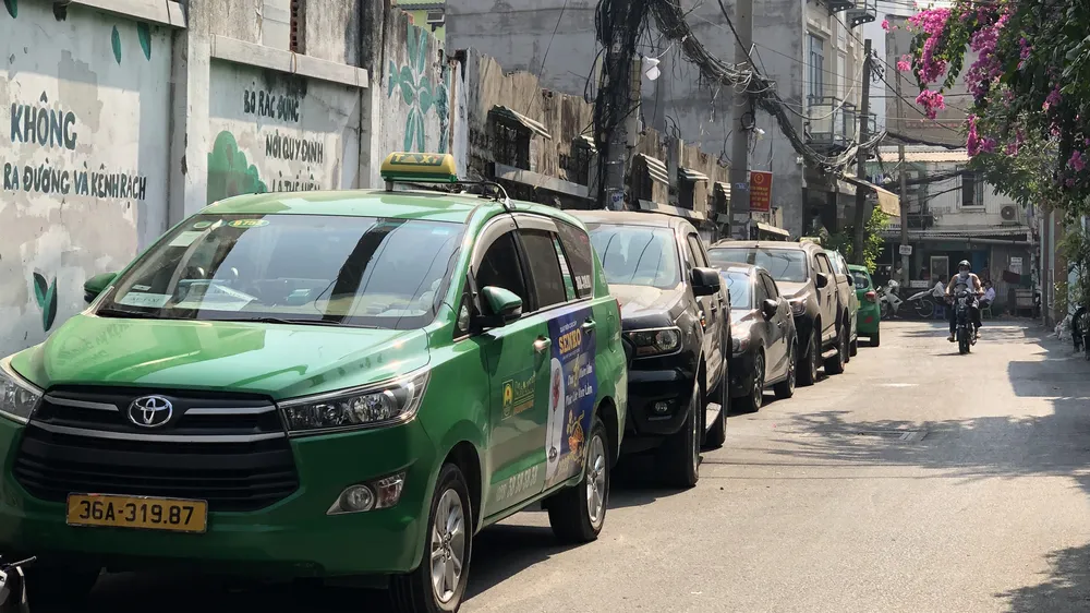 Xe ô tô lấn chiếm hẻm 