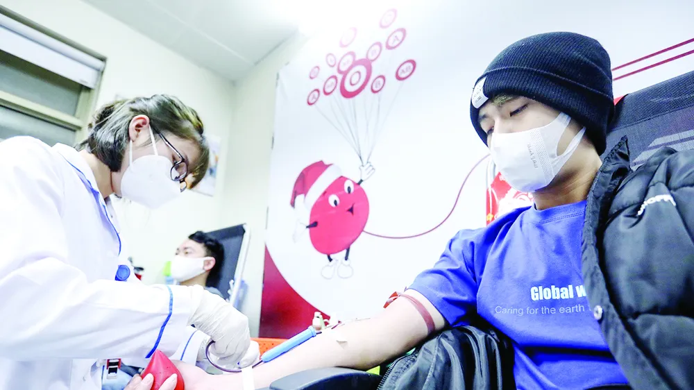 Tình nguyện viên hiến máu tại Lễ hội Xuân hồng 2022. Ảnh: HIỀN THẢO