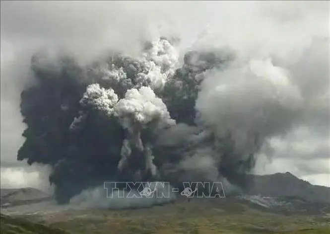 Núi lửa Aso ở phía Tây Nam Nhật Bản phun cột tro bụi ngày 20-10-2021. Ảnh: AFP/TTXVN